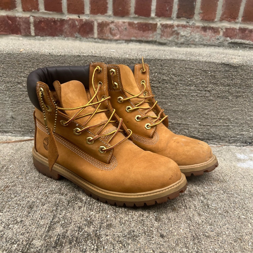WHEAT Timberland suede boot. Women’s 8/ Men’s 6